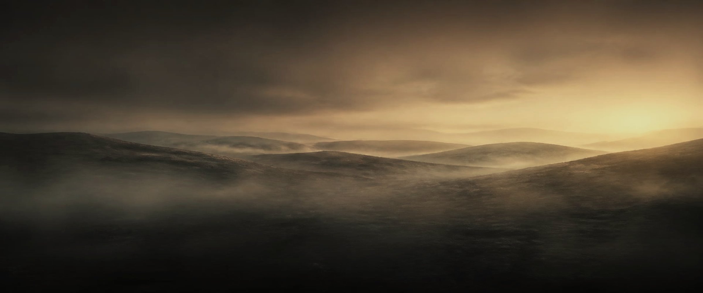 Glooiend, mistig heuvellandschap bij zonsopkomst